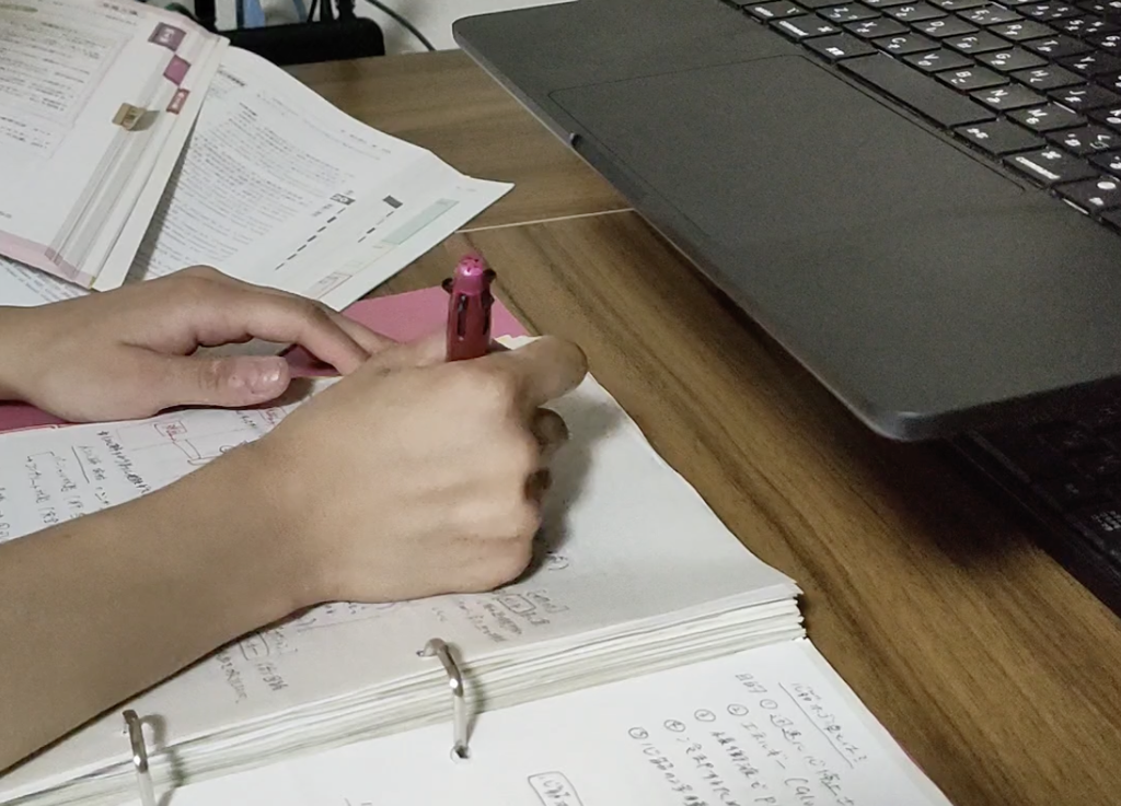 手術室看護師が手書きのルーズリーフノートに術式の手順をまとめている手元