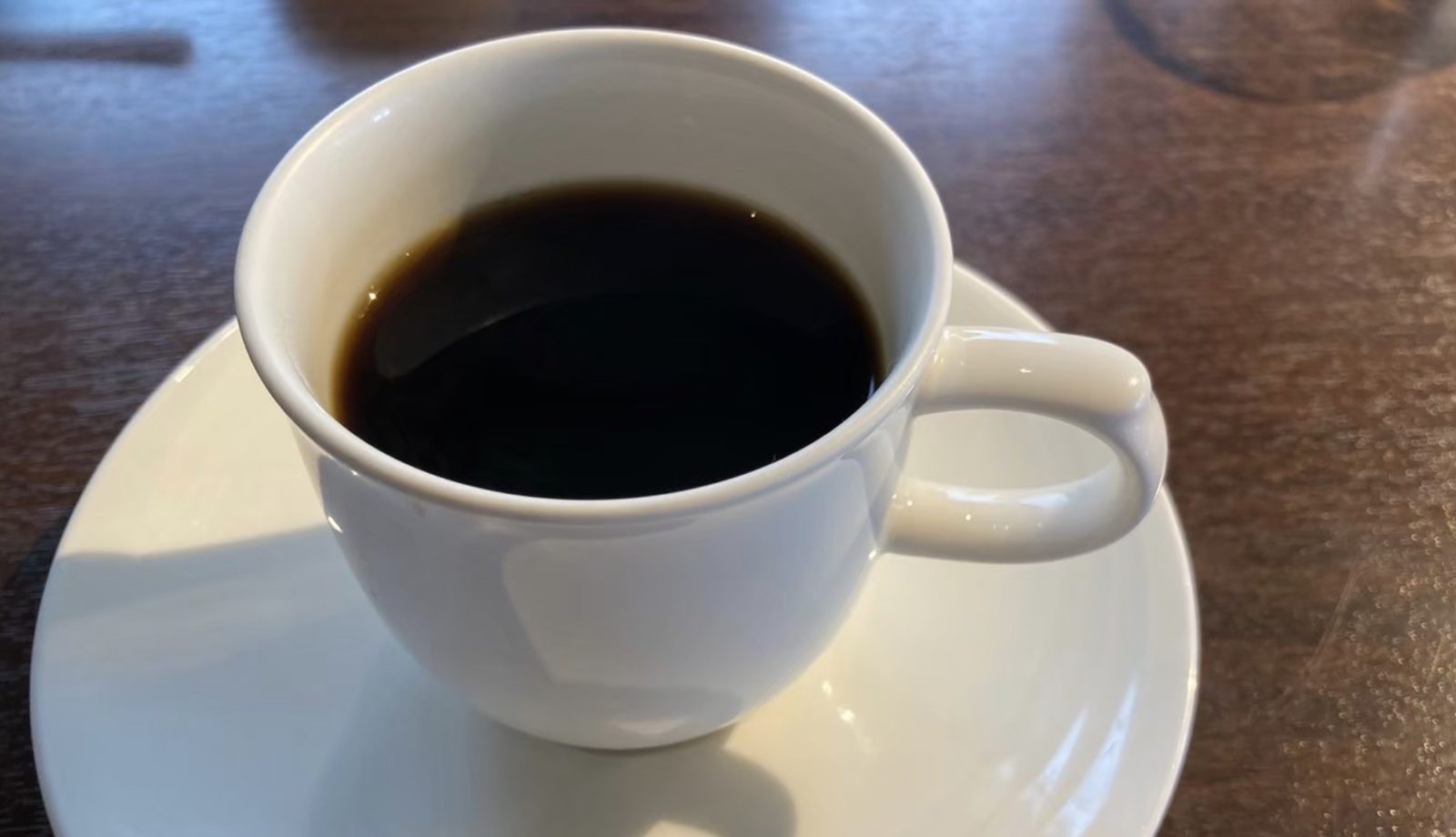 白いカップのブラックコーヒー