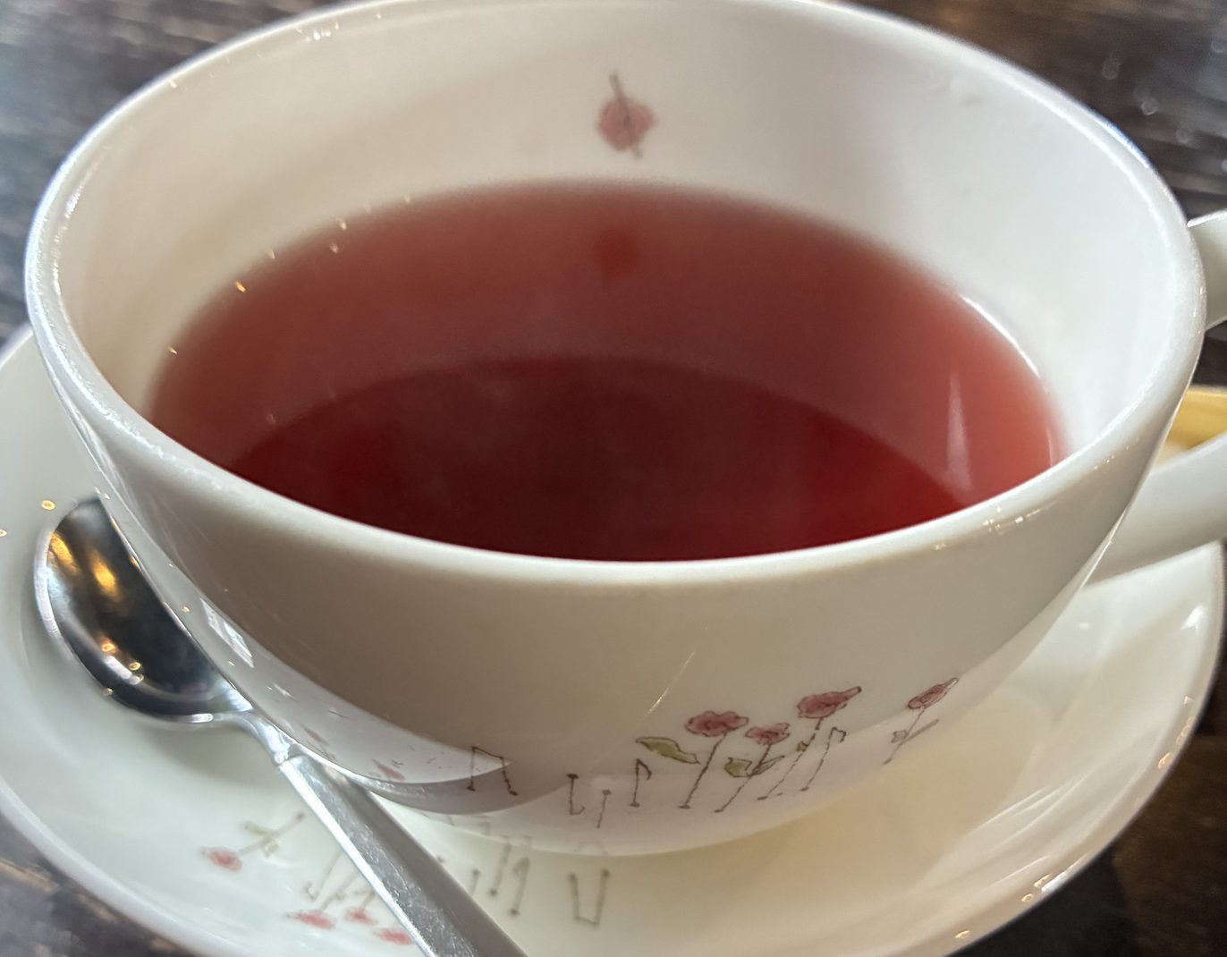 花柄のカップに入った紅茶